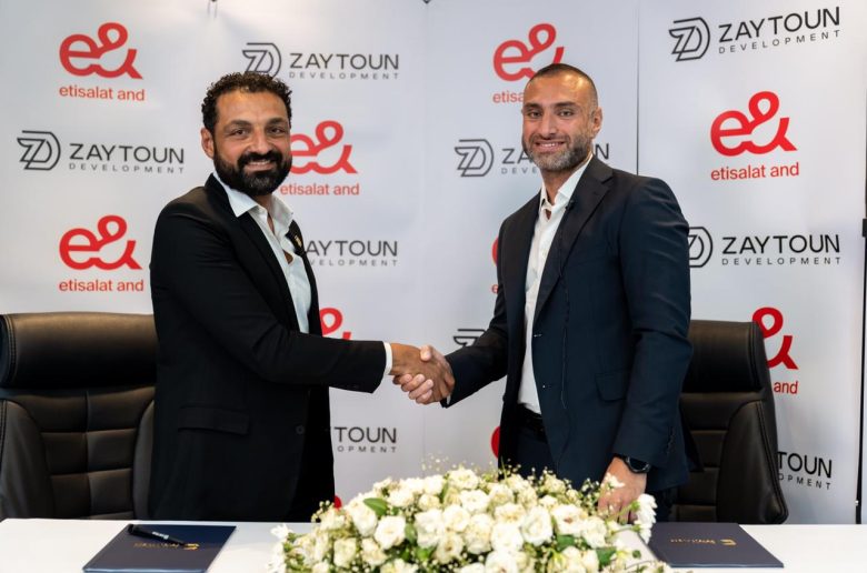 جانب من توقيع الاتفاقية بين «زيتون للتطوير» و«إي آند بيزنس»