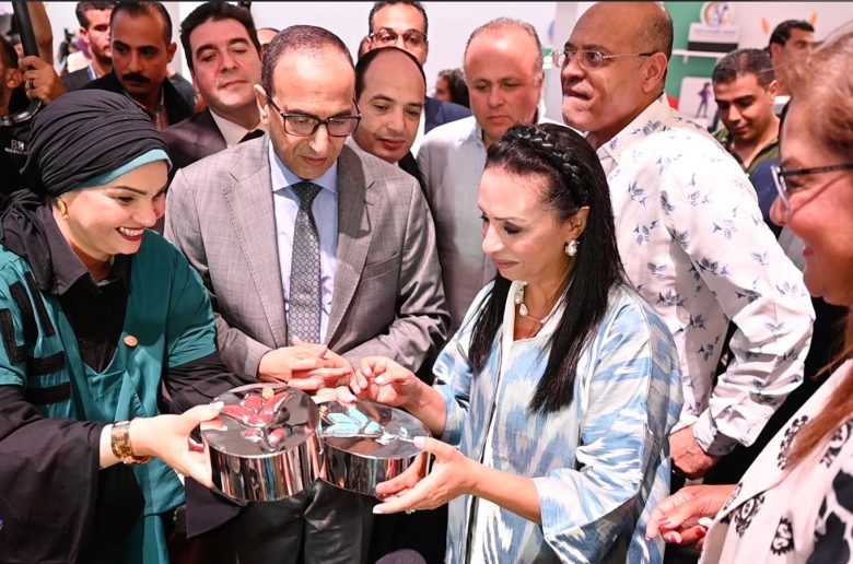 وزيرة التضامن تتفقد جناحي بنك ناصر وصندوق عطاء بمعرض تنمية الأسرة المصرية