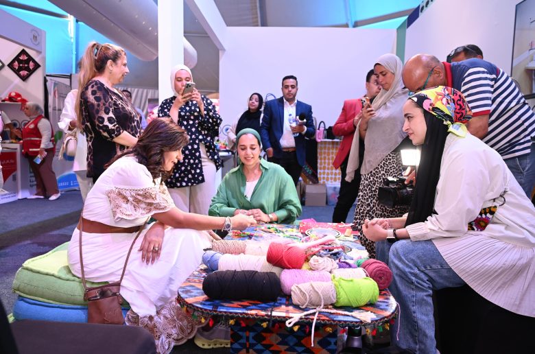 رئيسة الأمانة الفنية للتحالف الوطني تزور معرض تنمية الأسرة المصرية بمهرجان العلمين