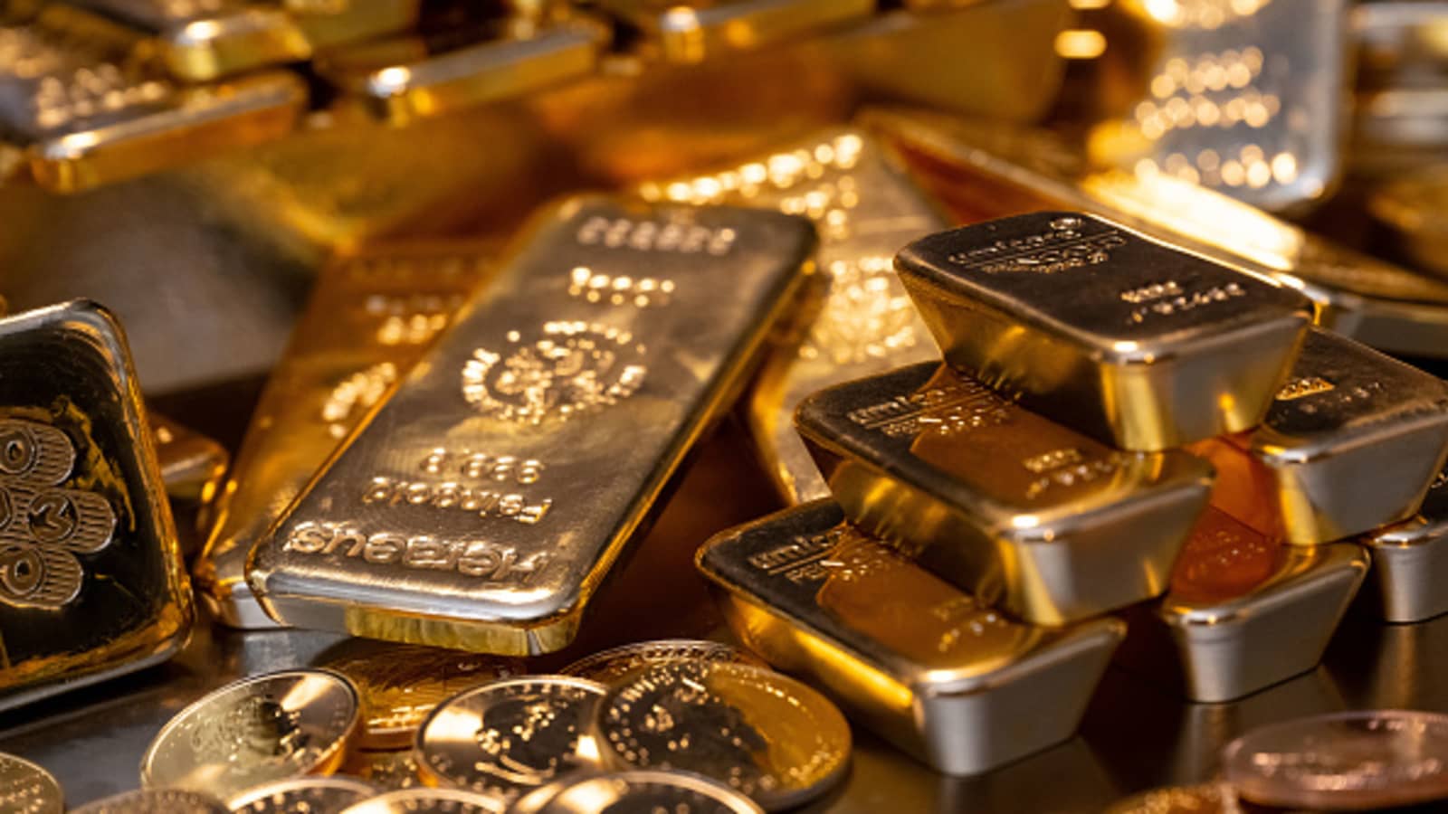 الذهب يتجه لخسارة أسبوعية مع صعود النفط وتزايد رهانات تثبيت الفائدة