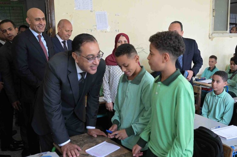 جانب من الزيارة المفاجئة لرئيس الوزراء اليوم