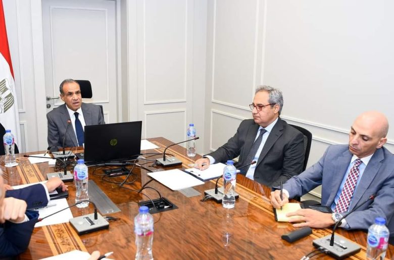 وزير الخارجية والهجرة يجتمع مع البعثة الدائمة في جنيف وقطاع حقوق الإنسان
