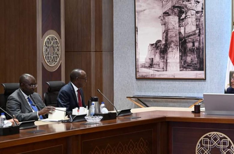 رئيس الوزراء يتابع مع تطورات إدارة وتشغيل المطارات من خلال القطاع الخاص