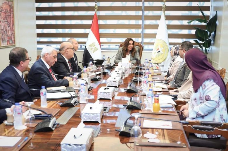 وزيرة التنمية المحلية تتابع مع محافظ القاهرة مقترح تطوير ورفع كفاءة شوارع العتبة