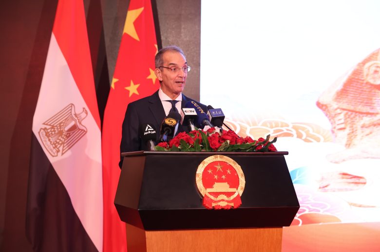 وزير الاتصالات: التعاون مع الصين امتد ليشمل إنشاء مصانع لكابلات الألياف الضوئية والهواتف المحمولة