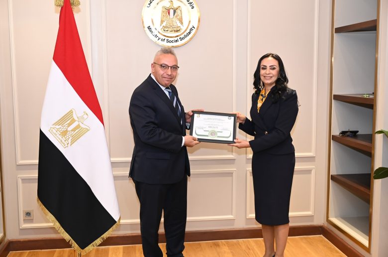 وزيرة التضامن تتسلم شهادة الهرم الأخضر لإنشاء أول حضانة صديقة للبيئة بسيوة