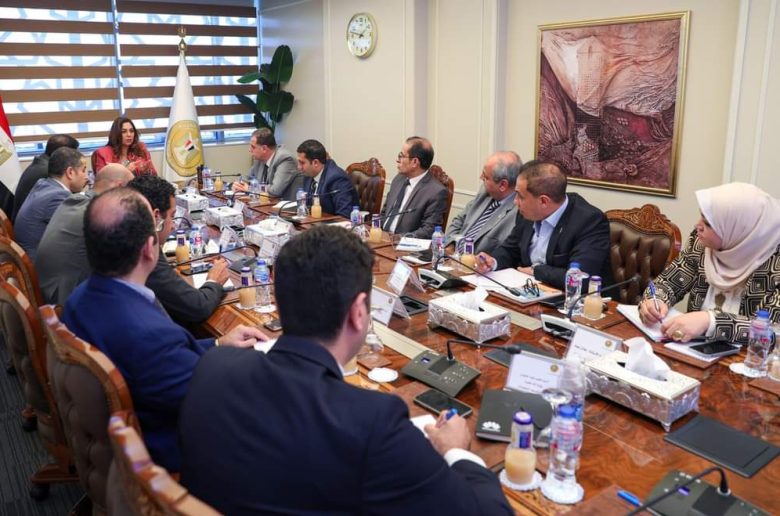 وزيرة التنمية المحلية تتابع الموقف التنفيذي لمنظومة تراخيص المحال العامة