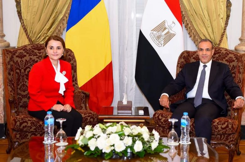 وزير الخارجية يبحث سبل تعزيز أوجه التعاون مع نظيرته الرومانية