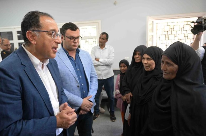 رئيس الوزراء يتفقد مجمع الخدمات الحكومية بقرية الشغب بإسنا