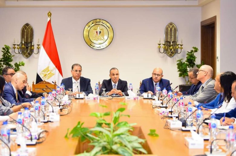 وزير الخارجية والهجرة يعقد اجتماعاً موسعاً مع قطاعي الهجرة والقنصلي