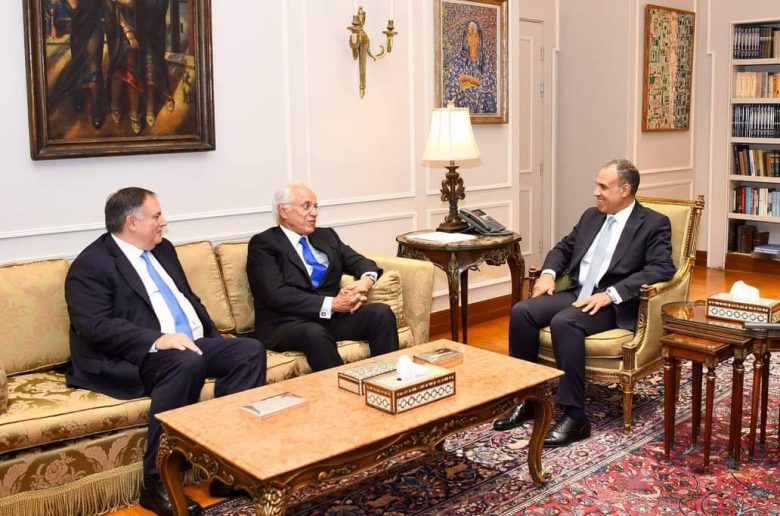 وزير الخارجية يؤكد على أهمية بدء مشروع الربط الكهربائي بين مصر واليونان