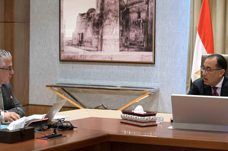 رئيس الوزراء يتابع مع رئيس المنطقة الاقتصادية لقناة السويس عددا من ملفات العمل