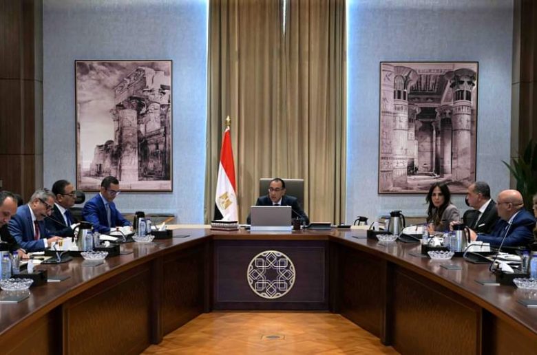 رئيس الوزراء يستكمل مناقشات مشروع القانون المقترح لمناطق المال والأعمال