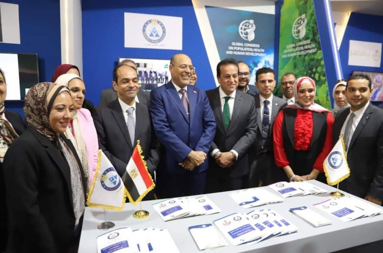 نائب رئيس الوزراء ووزير العمل يتفقدان معرض المؤتمر العالمي للسكان والصحة والتنمية