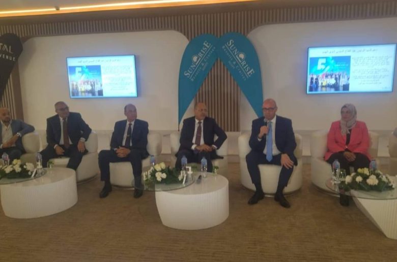 وزير العمل يتفقد منتجع صن رايز وايت هيلز السياحي ويسلم عقود لذوي همم