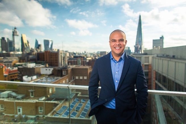 الكاتب البريطاني وين كلارك