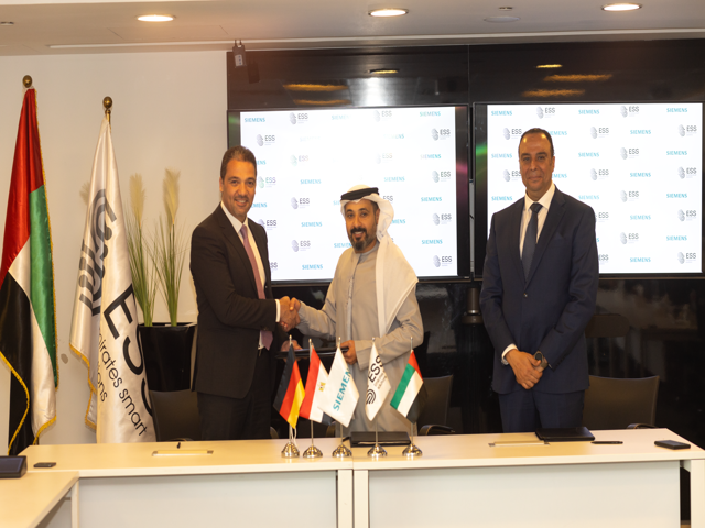 جانب من توقيع العقد