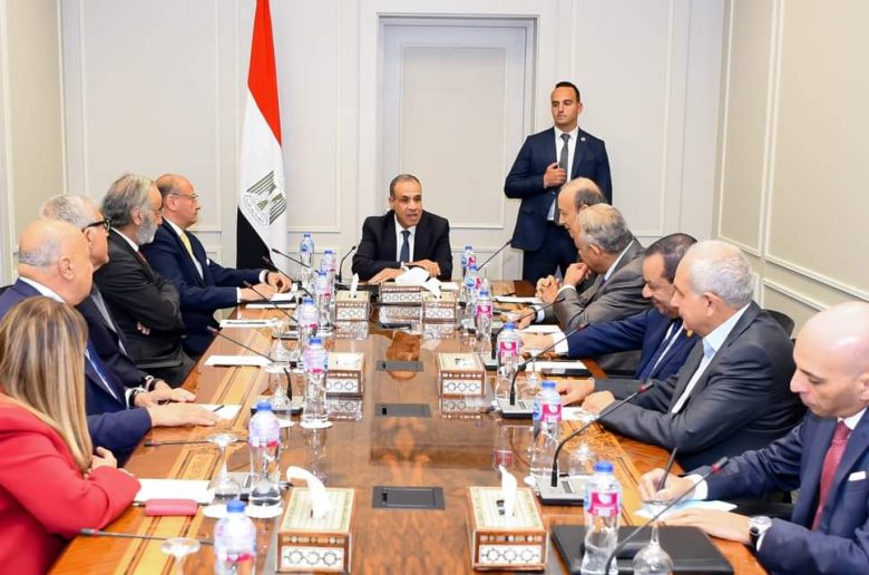 وزير الخارجية والهجرة يستقبل أعضاء مجلس الأعمال المصري - الكندي