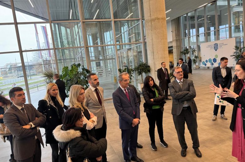 وزير الاتصالات يبحث مع مسئولين حكوميين صربيين التعاون وتبادل الخبرات