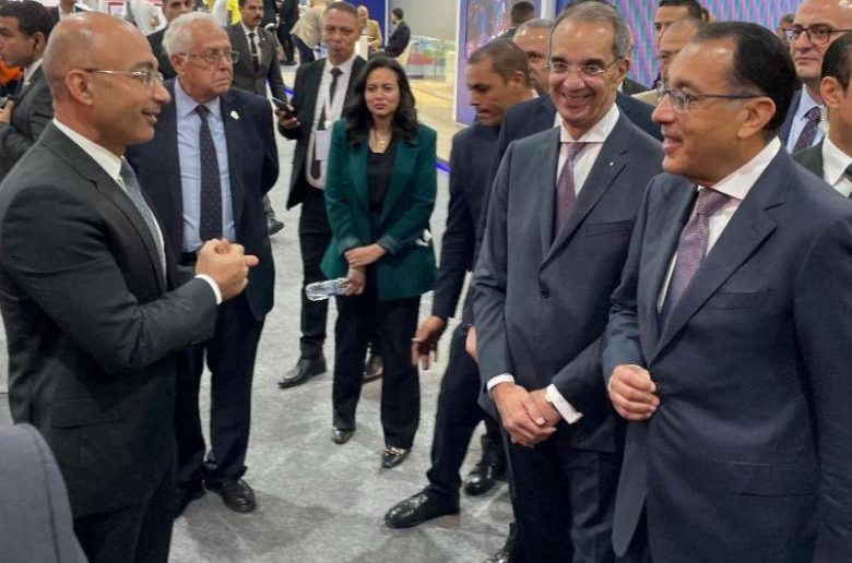 رئيس اورنچ مصر يستقبل رئيس الوزراء ووزير الاتصالات بجناح الشركة بمعرض كايرو أي سي تي