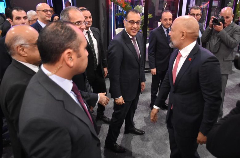 جانب من زيارة رئيس الوزراء لجناح إي آند مصر