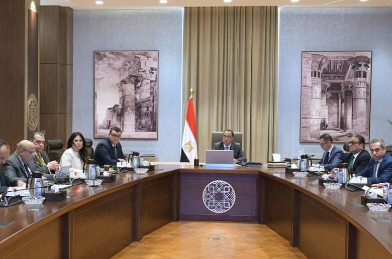 رئيس الوزراء يناقش مسودة قانون إنشاء مناطق المال والأعمال في مصر 