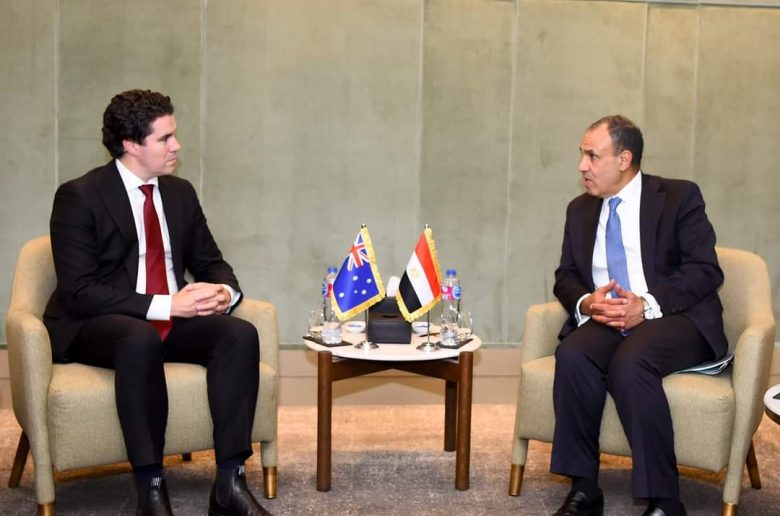 وزير الخارجية يناقش سبل تعزيز العلاقات الاقتصادية والتجارية مع استراليا 