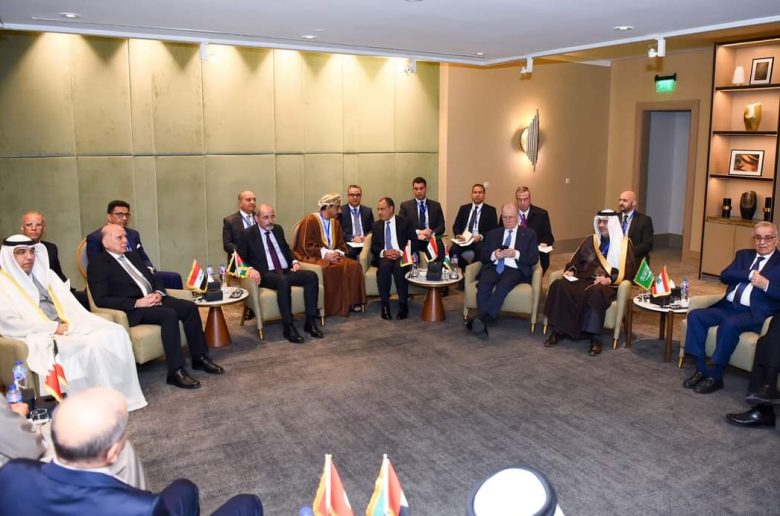 وزير الخارجية يعقد اجتماع تشاوري على هامش مؤتمر القاهرة لتعزيز الاستجابة في غزة