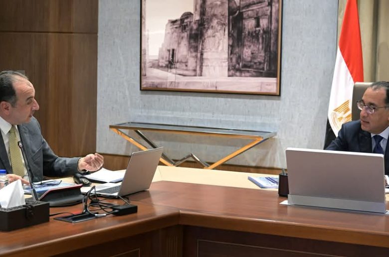 رئيس الوزراء يتابع موقف تطوير قطاع القطن والغزل والنسيج