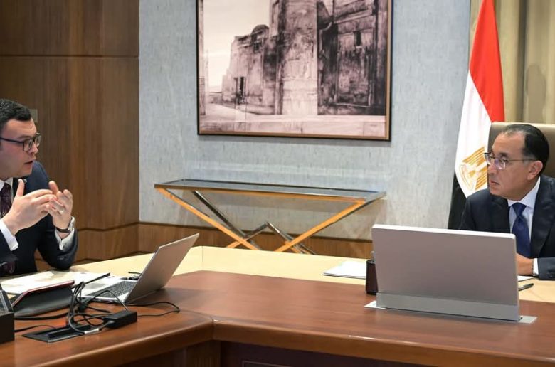 الحكومة تستعرض إجراءات طرح الفرص الاستثمارية بالعملتين المحلية والأجنبية.