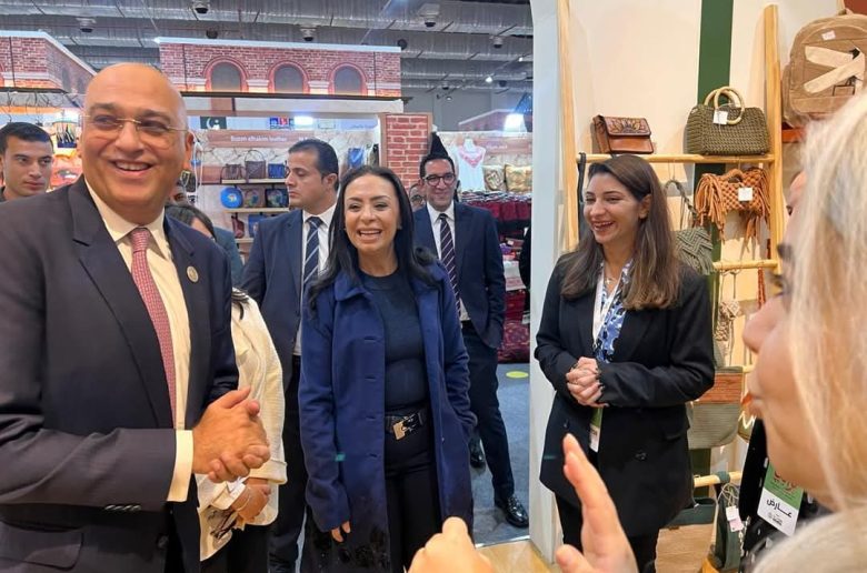 وزيرة التضامن تتفقد جناح «ديارنا» في معرض تراثنا 2024 للحرف اليدوية والتراثية 