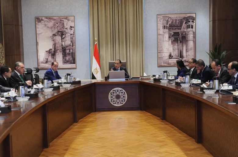 الحكومة تناقش ضوابط الافراج عن سيارات ذوي الهمم في الموانئ حالياً