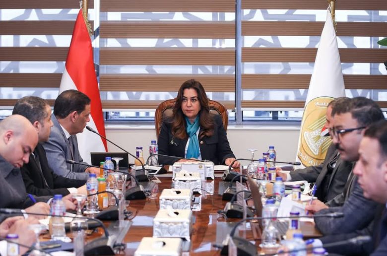 وزيرة التنمية المحلية تتابع الموقف التنفيذي لمنظومة تراخيص المحال العامة