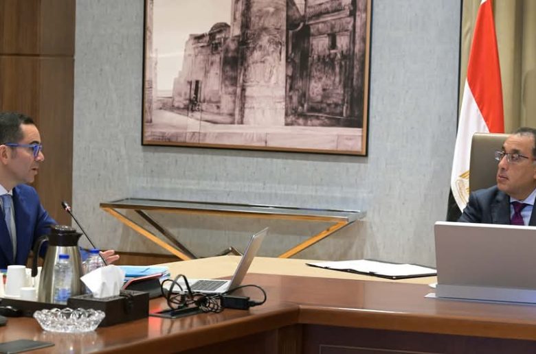 رئيس الوزراء يتابع مع وزير الاستثمار عددا من الموضوعات وملفات العمل