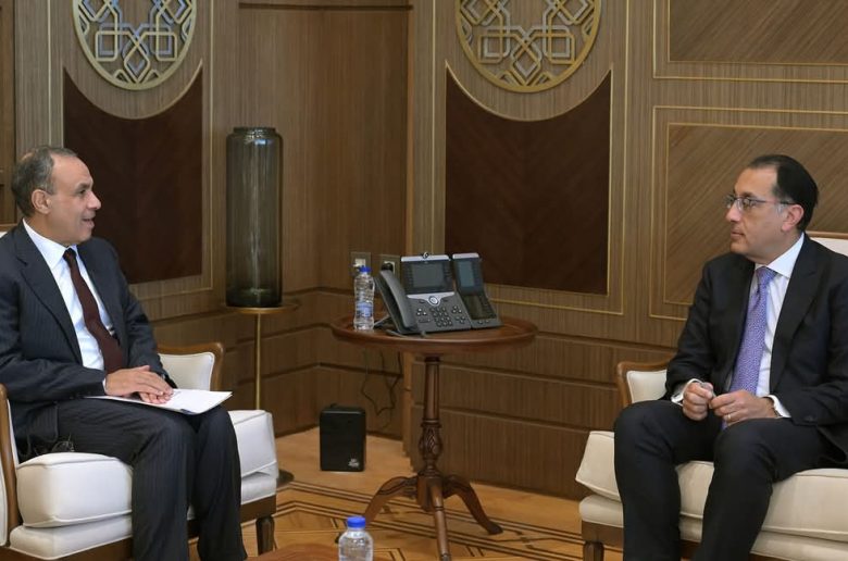 رئيس الوزراء يتابع مع وزير الخارجية مشروعات التعاون مع الدول الإفريقية