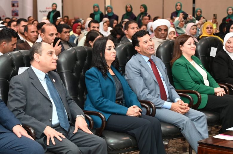 وزيرة التضامن تدشن مبادرة الهلال الأحمر «بإيديك تنقذ حياة» داخل مراكز الشباب