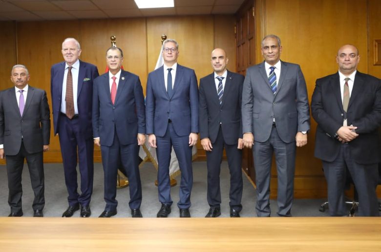 جانب من التوقيع