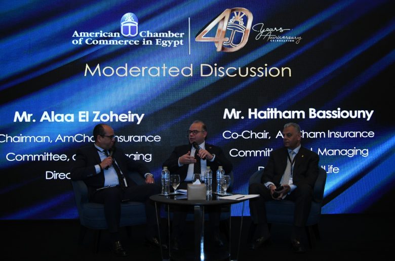 الدكتور محمد فريد يتوسط علاء الزهيري وهيثم طاهر