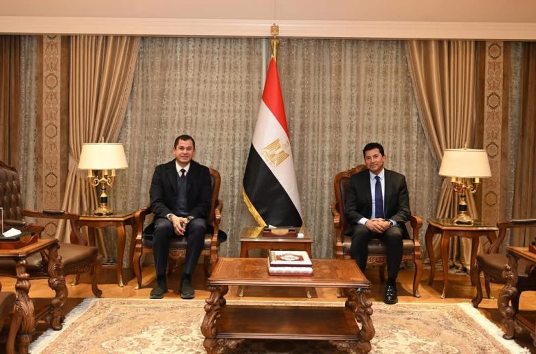 وزير الشباب يناقش دعم أهالي مدينة الأسمرات بالتعاون مع صندوق تحيا مصر 