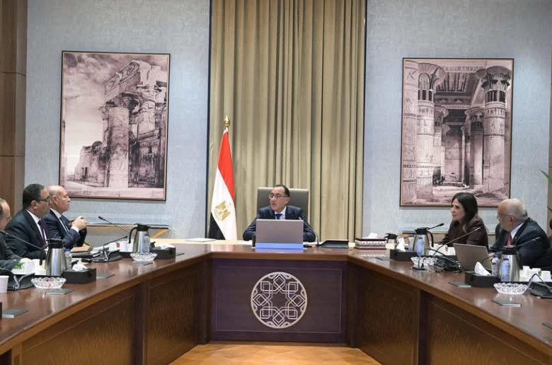 رئيس الوزراء يتابع مع محافظ القاهرة موقف عدد من ملفات العمل والمشروعات الخدمية