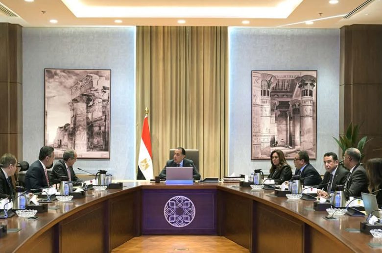 رئيس الوزراء يستعرض ملامح منظومة الكارت الموحد لصرف الدعم التمويني