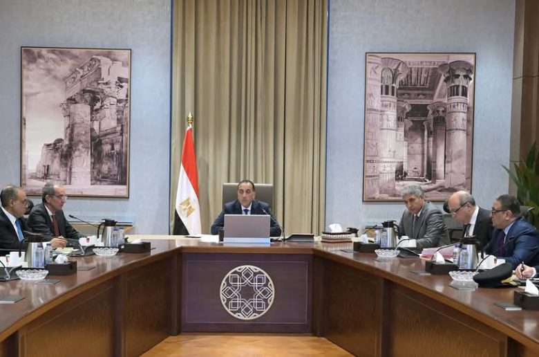 رئيس الوزراء يبحث مقترحات تيسير إنهاء إجراءات وصول السائحين إلى المطارات