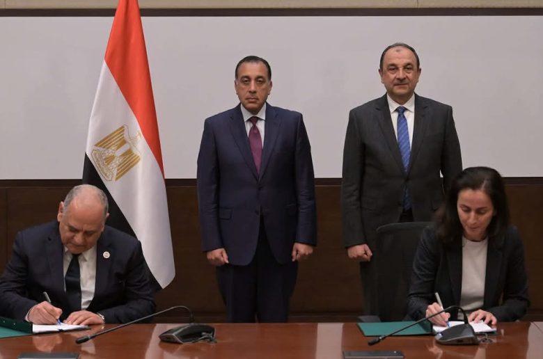 توقيع عقد لإعادة تشغيل مصنع بلوكات الأنود بالعين السخنة المتوقف عن الإنتاج
