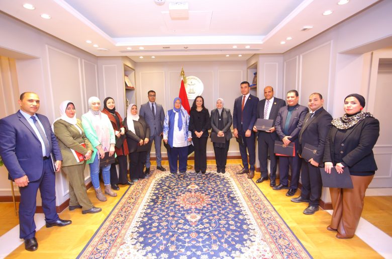 وزيرة التضامن تكرم الإدارة العامة للتسويق والمعارض لتميزهم خلال شهر ديسمبر