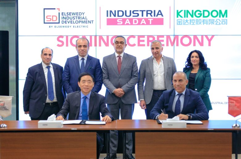 جانب من توقيع الاتفاقية