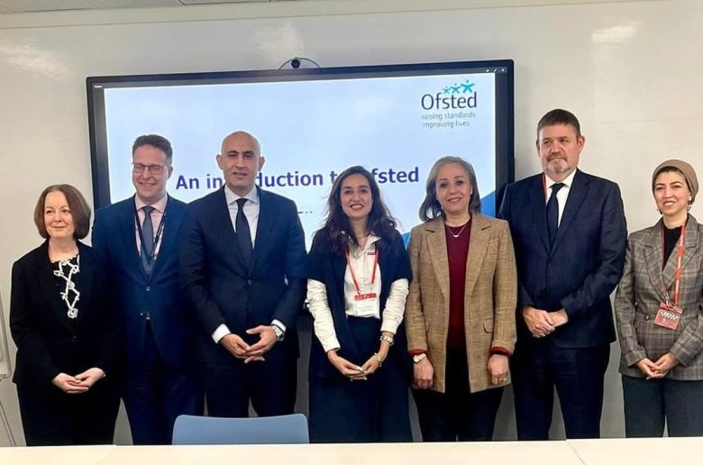 وزير التعليم يستعرض معايير اعتماد ومتابعة المدارس في بريطانيا مع أكاديمية Ofsted