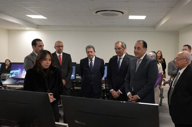 رئيس الوزراء يتفقد المعامل التكنولوجية المتطورة ويلتقى المتدربين بالمعهد القومي للاتصالات
