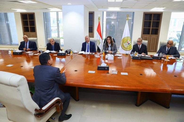 وزيرة التنمية المحلية تجري المقابلات الشخصية للمتقدمين لمسابقة الوظائف القيادية