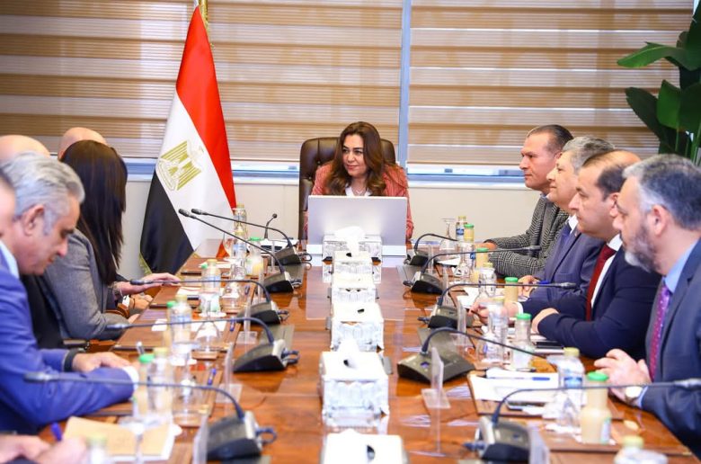 وزيرة التنمية المحلية تبحث مع رئيس شركة أسمنت أسيوط مجالات التعاون المشتركة