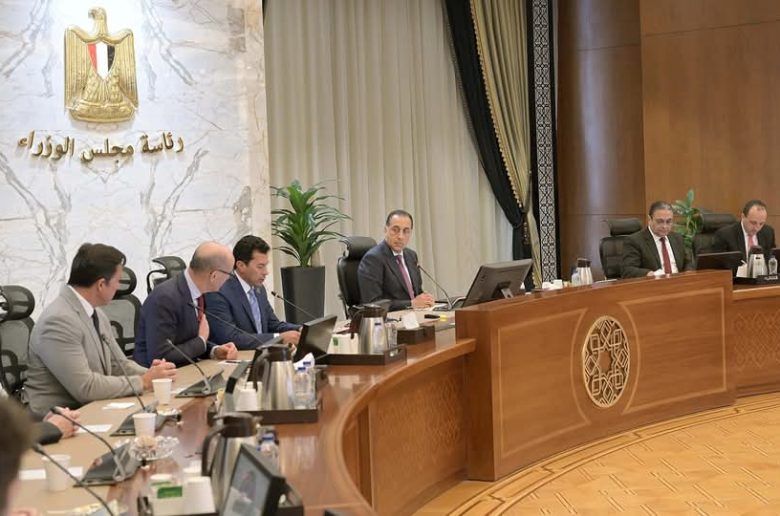 رئيس الوزراء يجتمع مع رئيس الاتحاد الدولي للرياضة الجامعية والوفد المرافق له